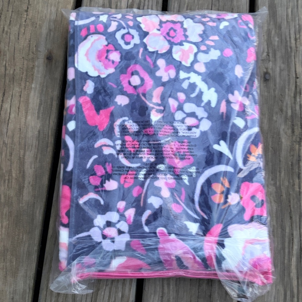 Vera Bradley Gray and Pink BEACH TOWEL MAGENTA MEDALLIONS pattern NEW - Picture 2 of 4